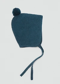 Knitted bonnet with tassel