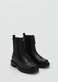 Zipped leather ankle boots