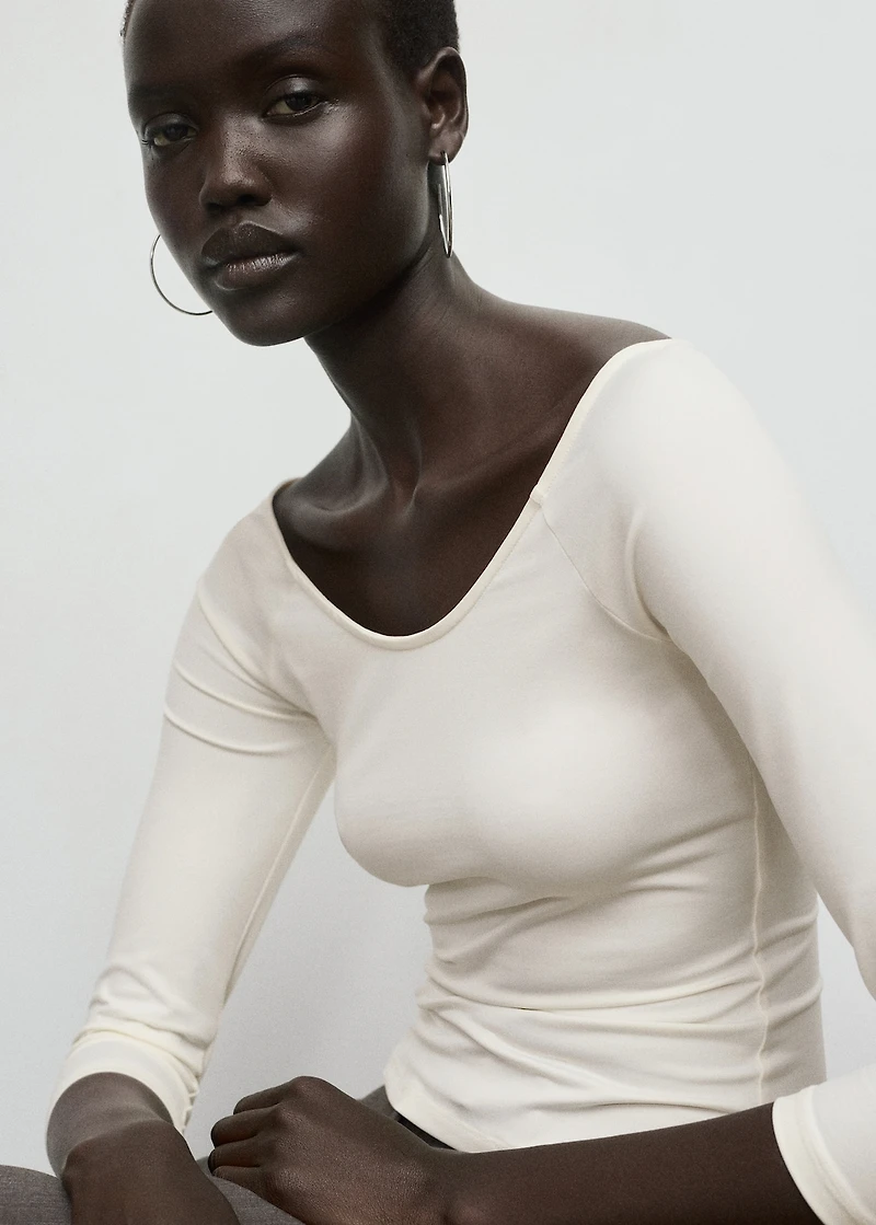 Three-quarter sleeve t-shirt