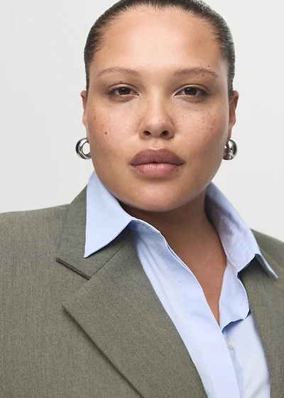 Suit blazer with flap pockets