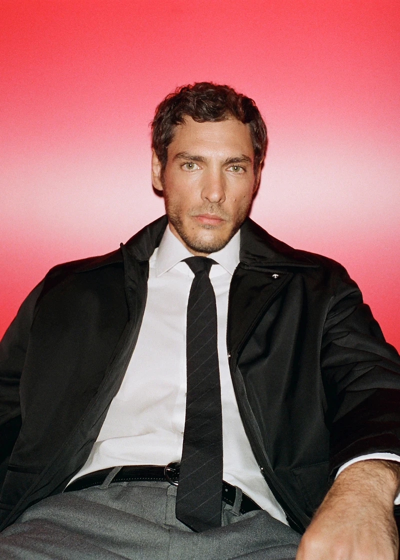 Water-repellent jacket with pockets