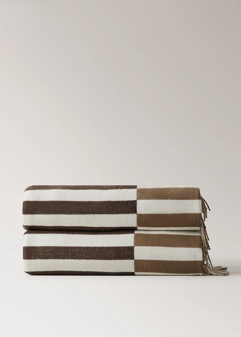 Two-tone blanket with fringes