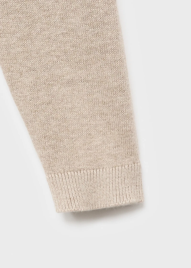 Knitted sweater with ribbed details