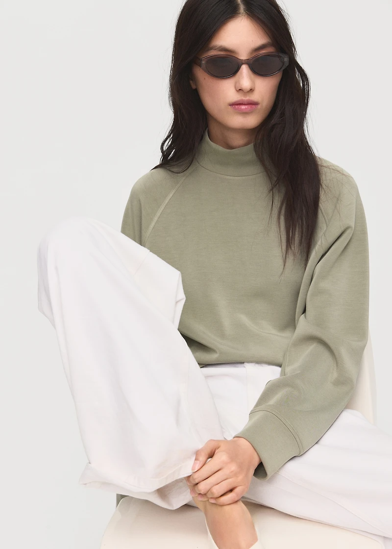 High collar sweatshirt