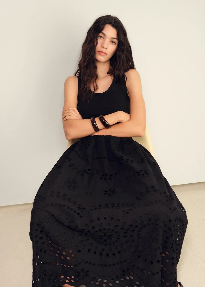 Embroidered combined dress with lace accents