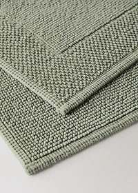 Garment-dyed cotton bath rug