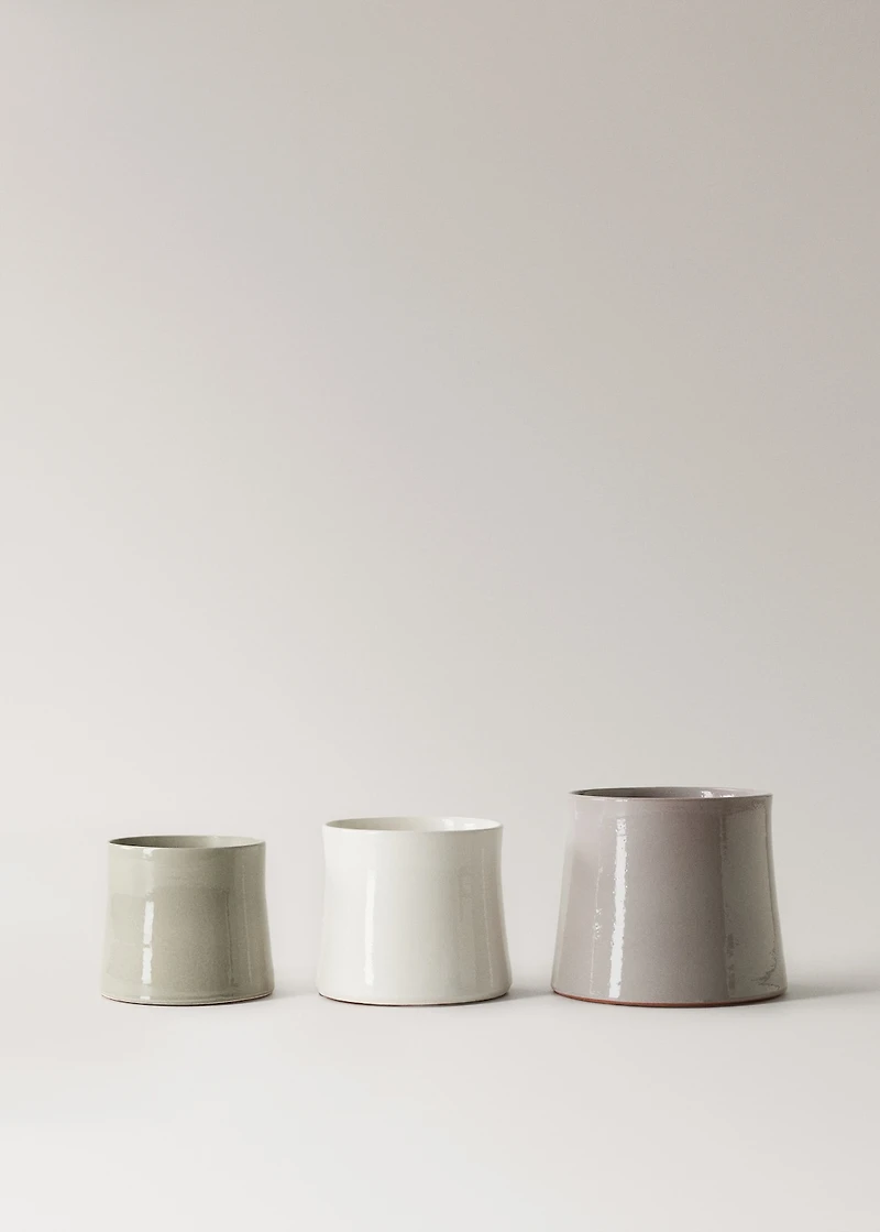 Medium terracotta planter