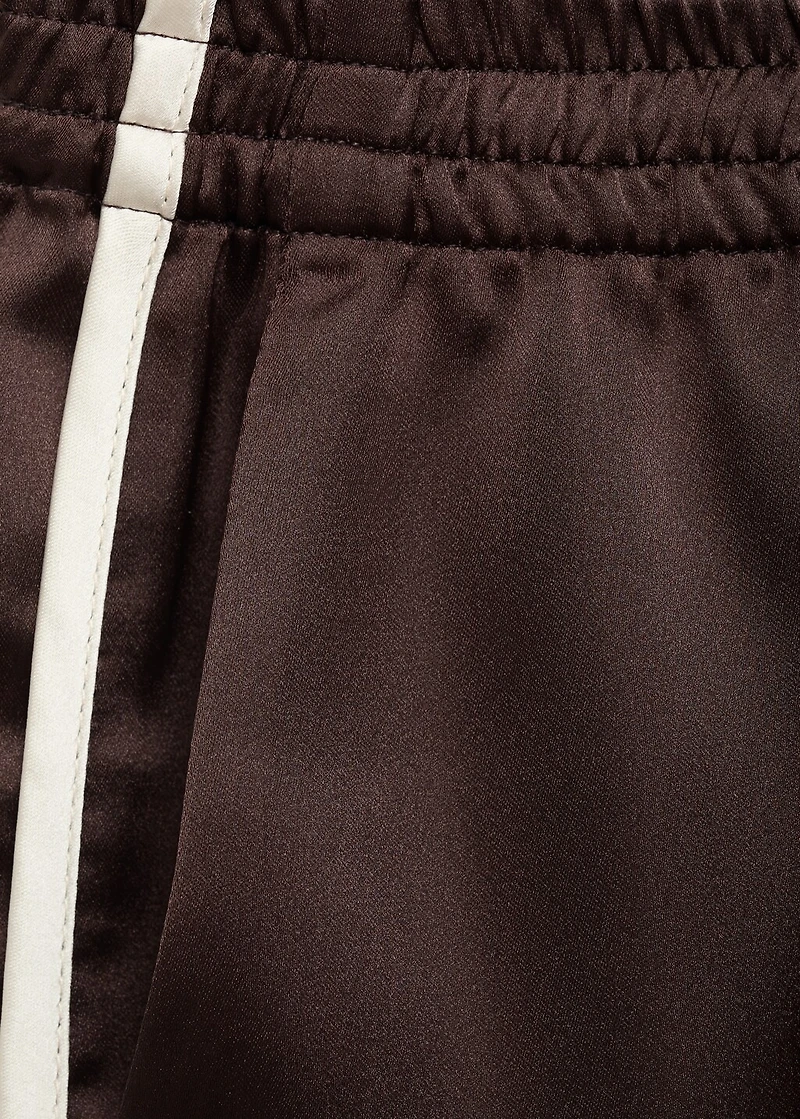 Shorts with contrasting trim