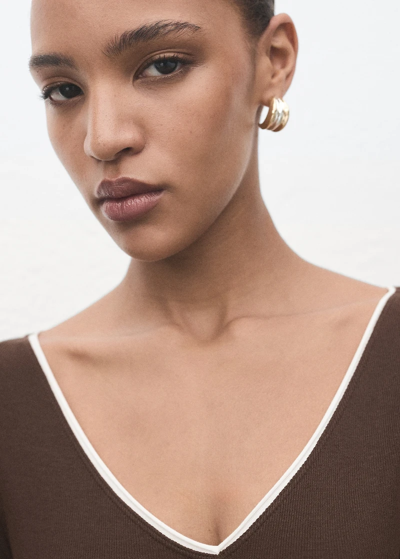 V-neck combined-fabric t-shirt