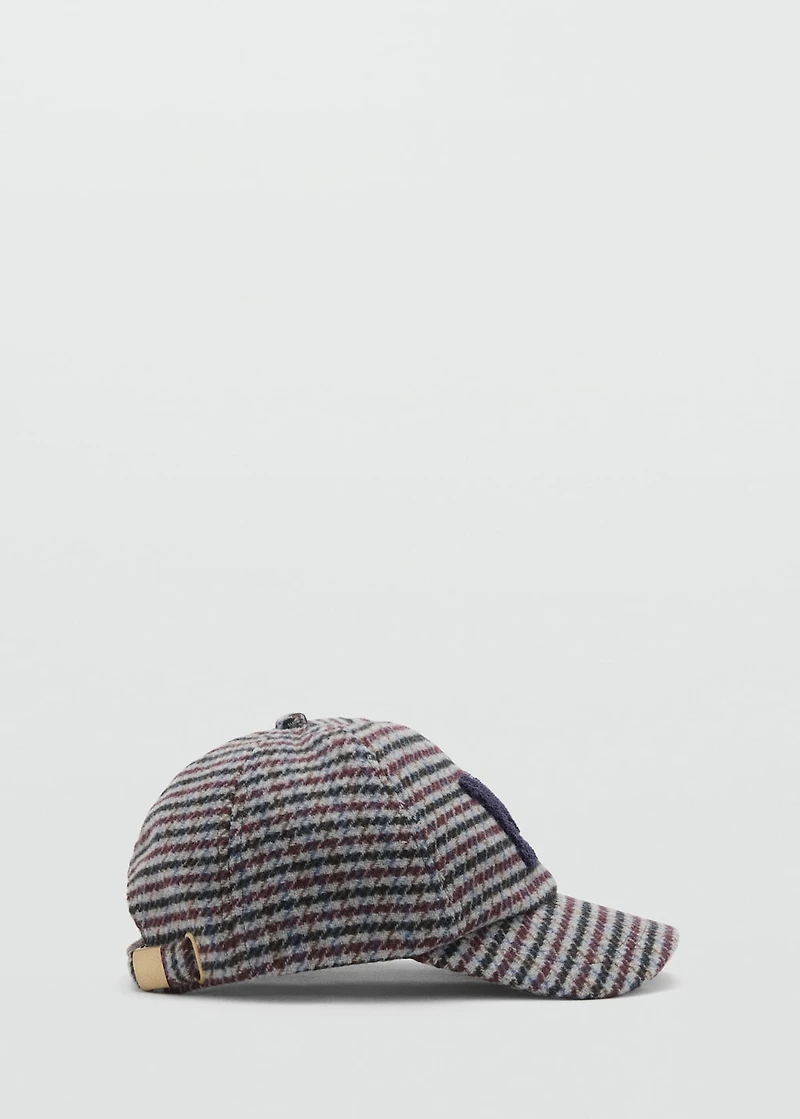 Tweed cap with letter