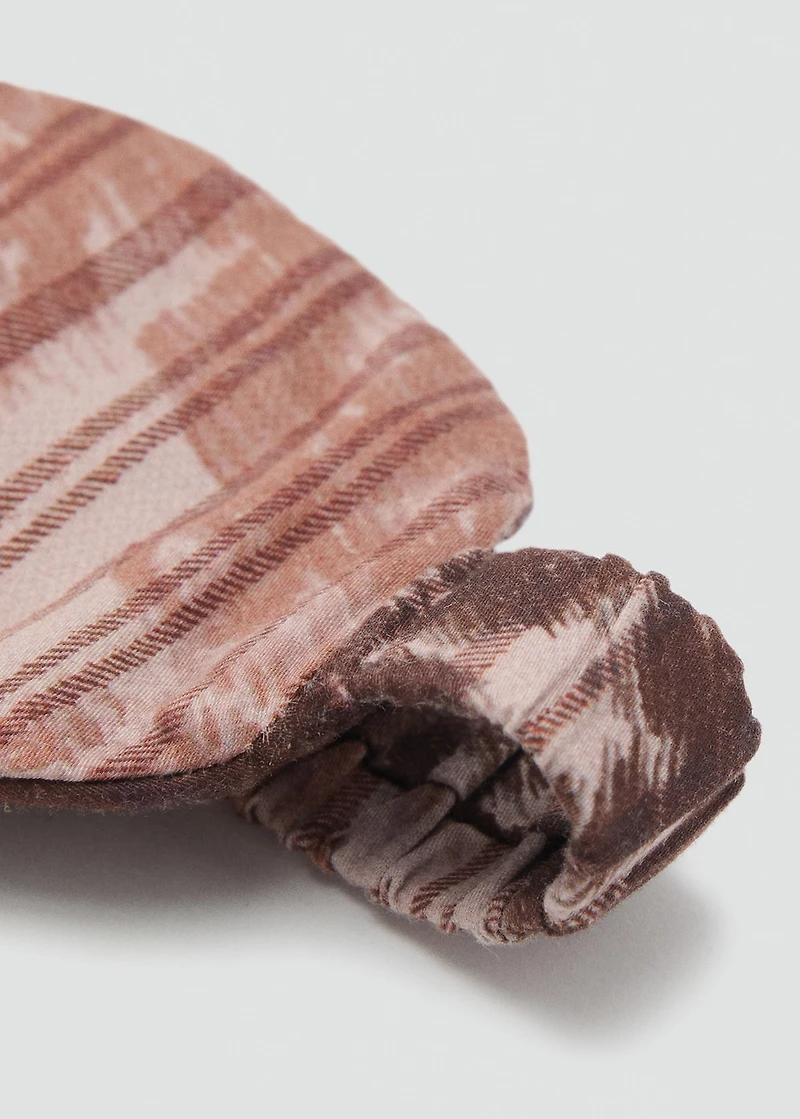 Eye mask with blurred pattern