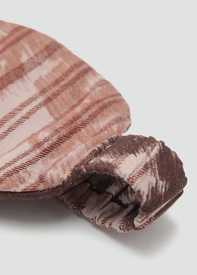 Eye mask with blurred pattern