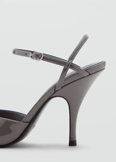 Patent leather heel shoes