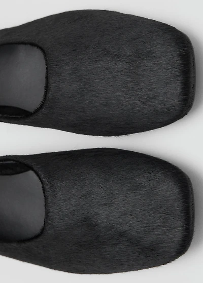 Leather shoes with fur