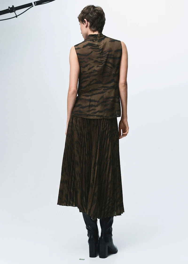 Pleated skirt with belt