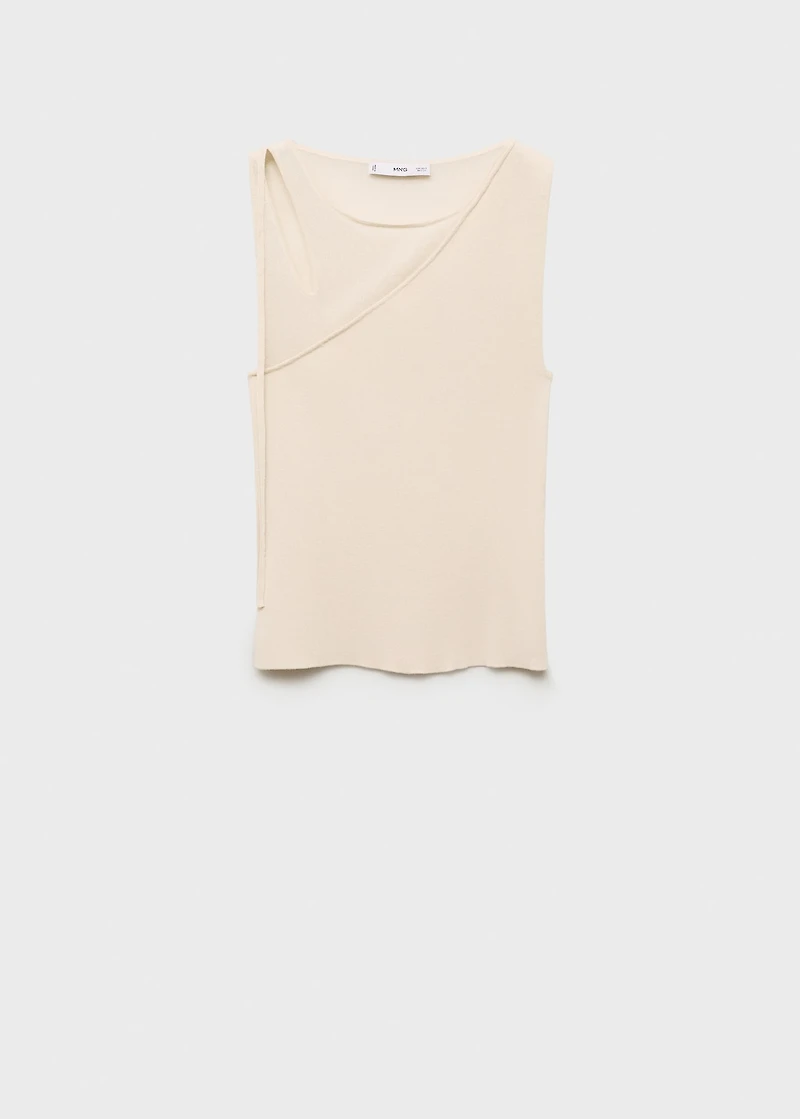 Knitted top with cut-out