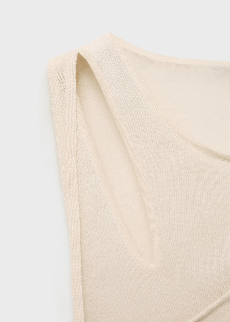 Knitted top with cut-out
