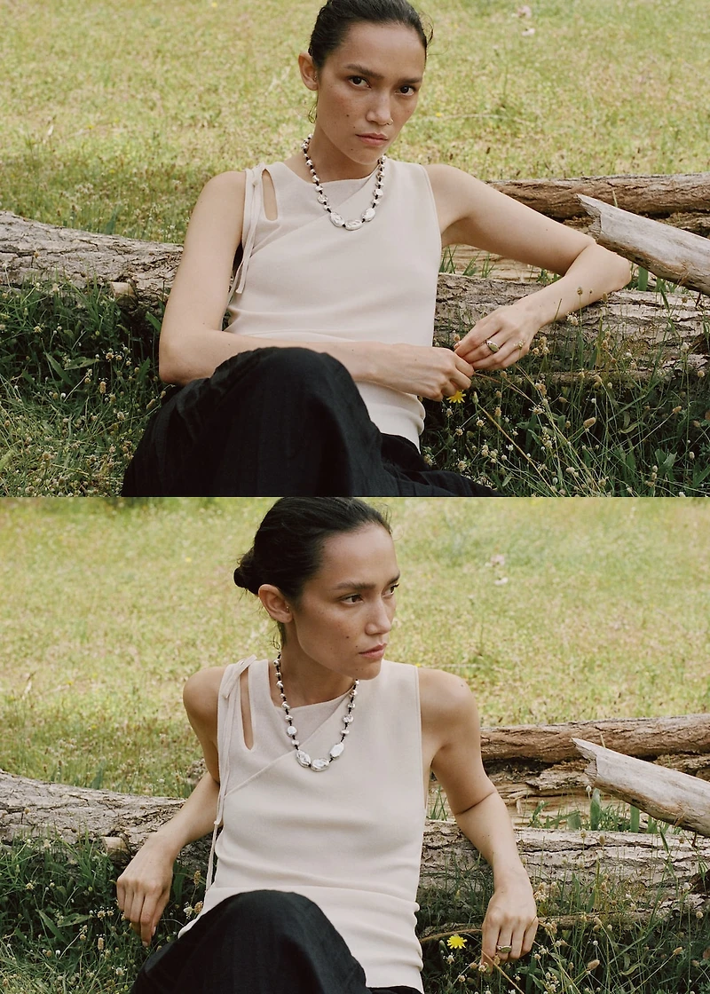 Knitted top with cut-out