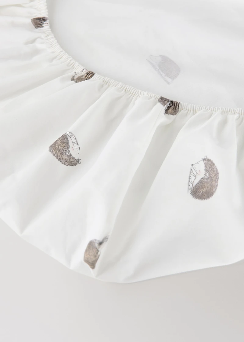Cotton fitted sheet with hedgehog print for crib