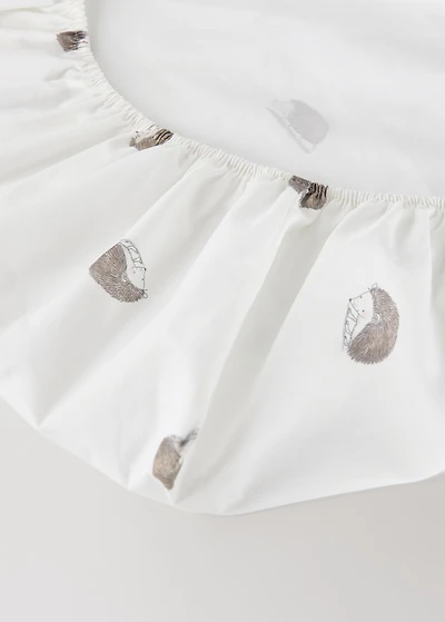 Cotton fitted sheet with hedgehog print for crib
