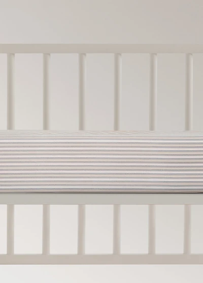 Percale cotton fitted sheet with fine-stripe print for cot
