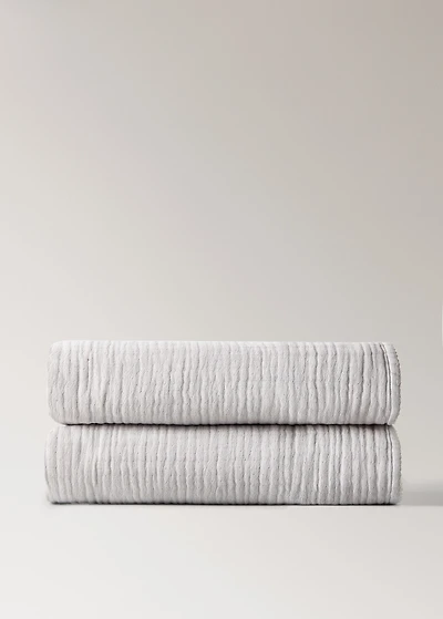 Children's blanket with contrasting finish