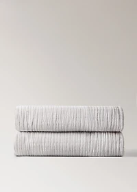 Children's blanket with contrasting finish