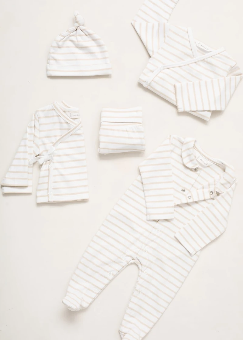 Hat with knot detail