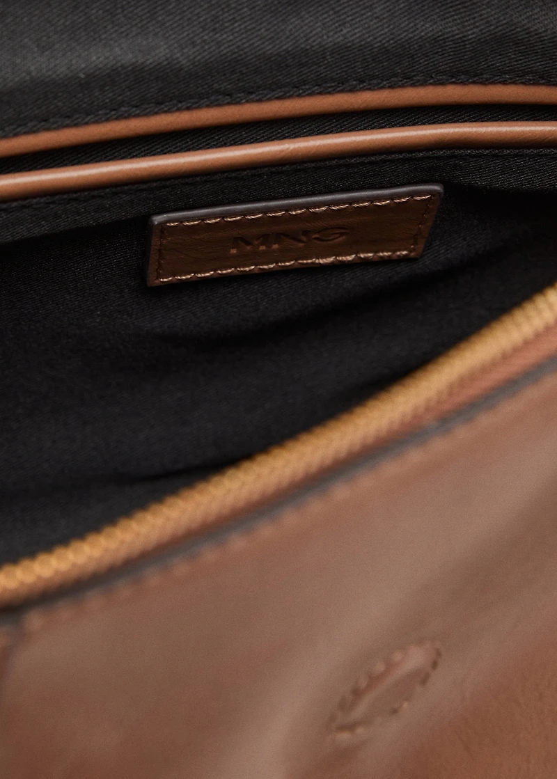 Medium shoulder bag with snap hook