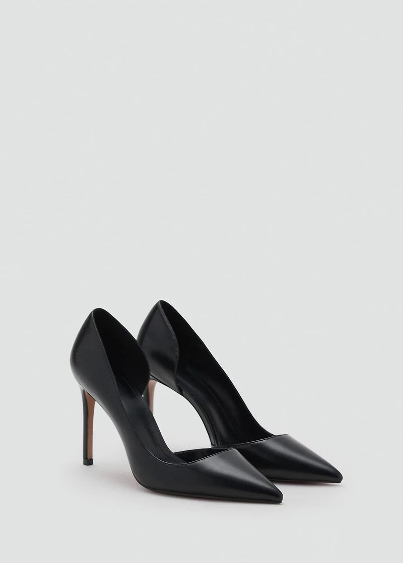 Asymmetrical heeled shoes