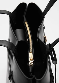 Shopper bag with charm