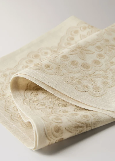 Linen napkins with floral pattern