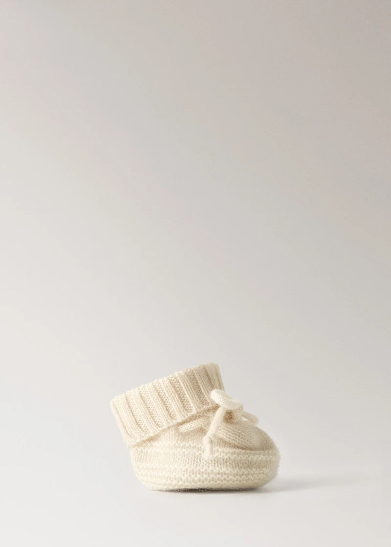 Knitted booties with bow