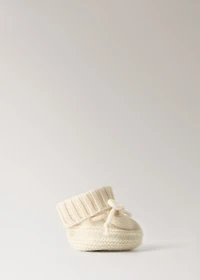 Knitted booties with bow