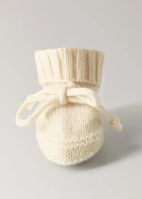 Knitted booties with bow