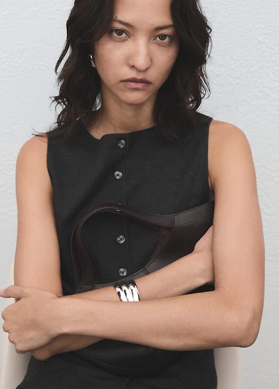 Round neck buttoned vest