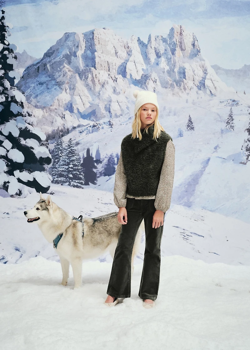 Turtleneck knitted vest