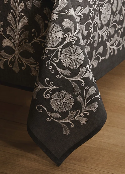Printed linen cotton tablecloth with details for 6 to 8 diners