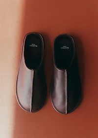 Leather clogs with stitching detail
