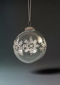 Tree decorations with snowflake detail