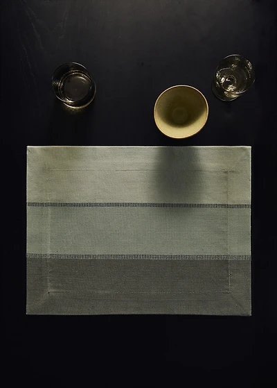 Cotton placemats with colored stripes