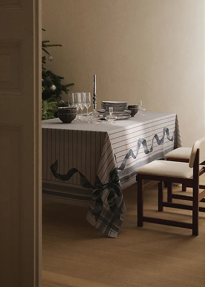 Cotton tablecloth with bow pattern for 8 to 10 diners