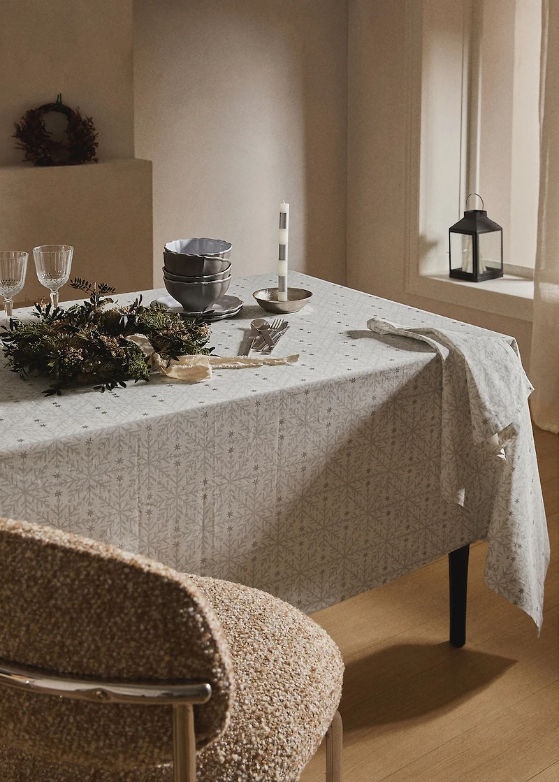 Tablecloth with Christmas snowflake printed motif for to 8 diners