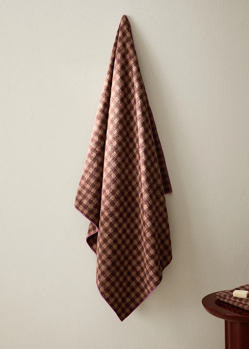 Cotton check-print bath towel with overlock stitching