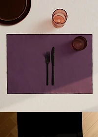 100% resin-coated linen placemat with contrasting overlock stitching