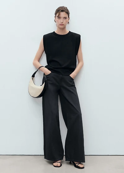 Short-sleeved t-shirt with shoulder pads