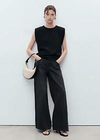 Short-sleeved t-shirt with shoulder pads