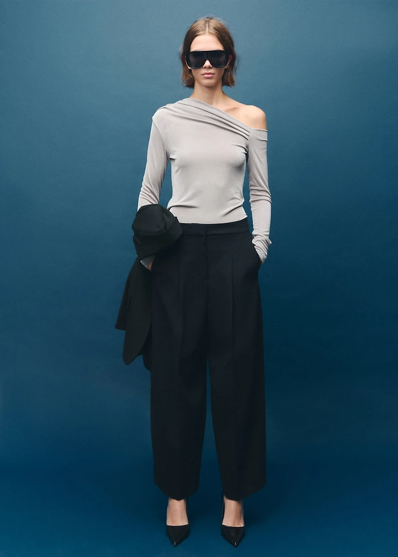 Asymmetrical long-sleeved t-shirt