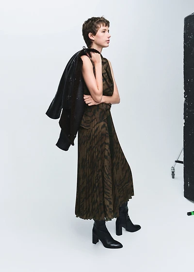 Pleated skirt with belt