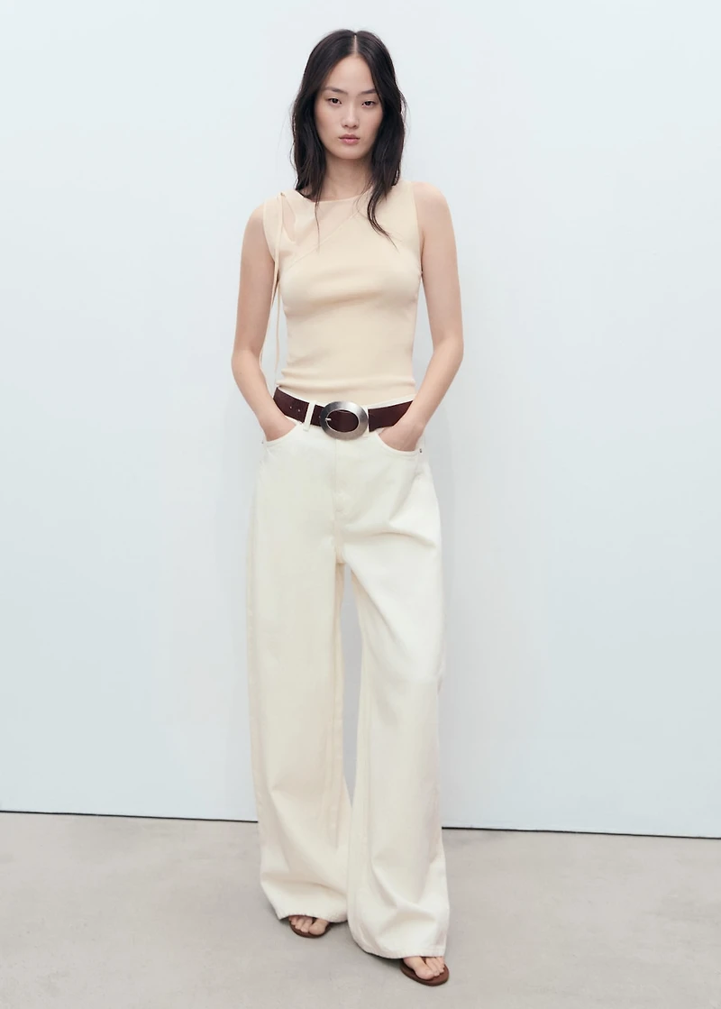 Knitted top with cut-out